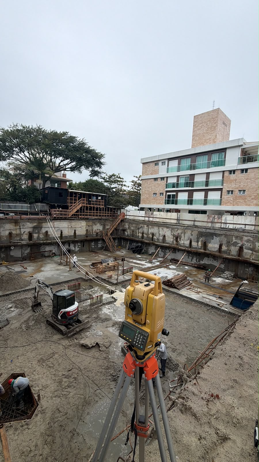 Estação total em obra de fundação com escavação