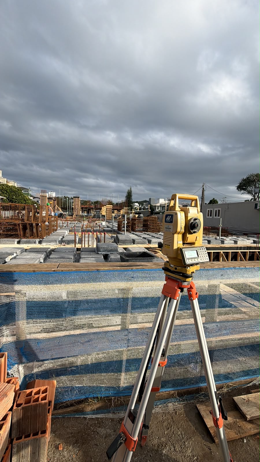 Estação total em obra de estrutura em execução
