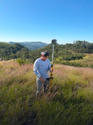 Levantamento com bastão e receptor em área de campo