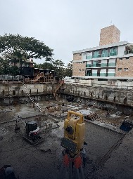 Estação total posicionada em canteiro de obra